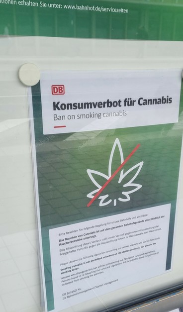 Plakat Cannabisverbot auf bahnhof.