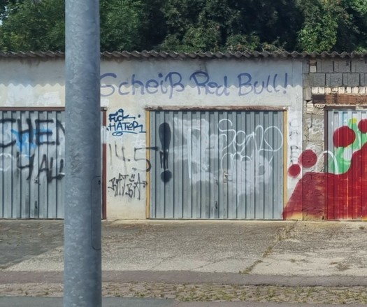 Garage mit Graffiti.