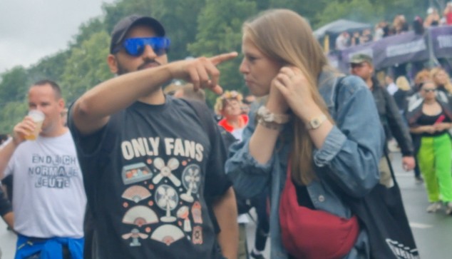 Zwei Männer mit beschriften t-shirts heute auf rave the Planet.

Der vordere "only Fans" und bilde von Fächern.

Der hintere "endlich normale Leute"