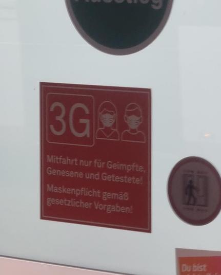 Foto im SEV-Bus: Mitfahrer nur für geimpfte , genesene , getestete. Maskenpflicht nach Gesetz. Fotografiert 2. August 2025